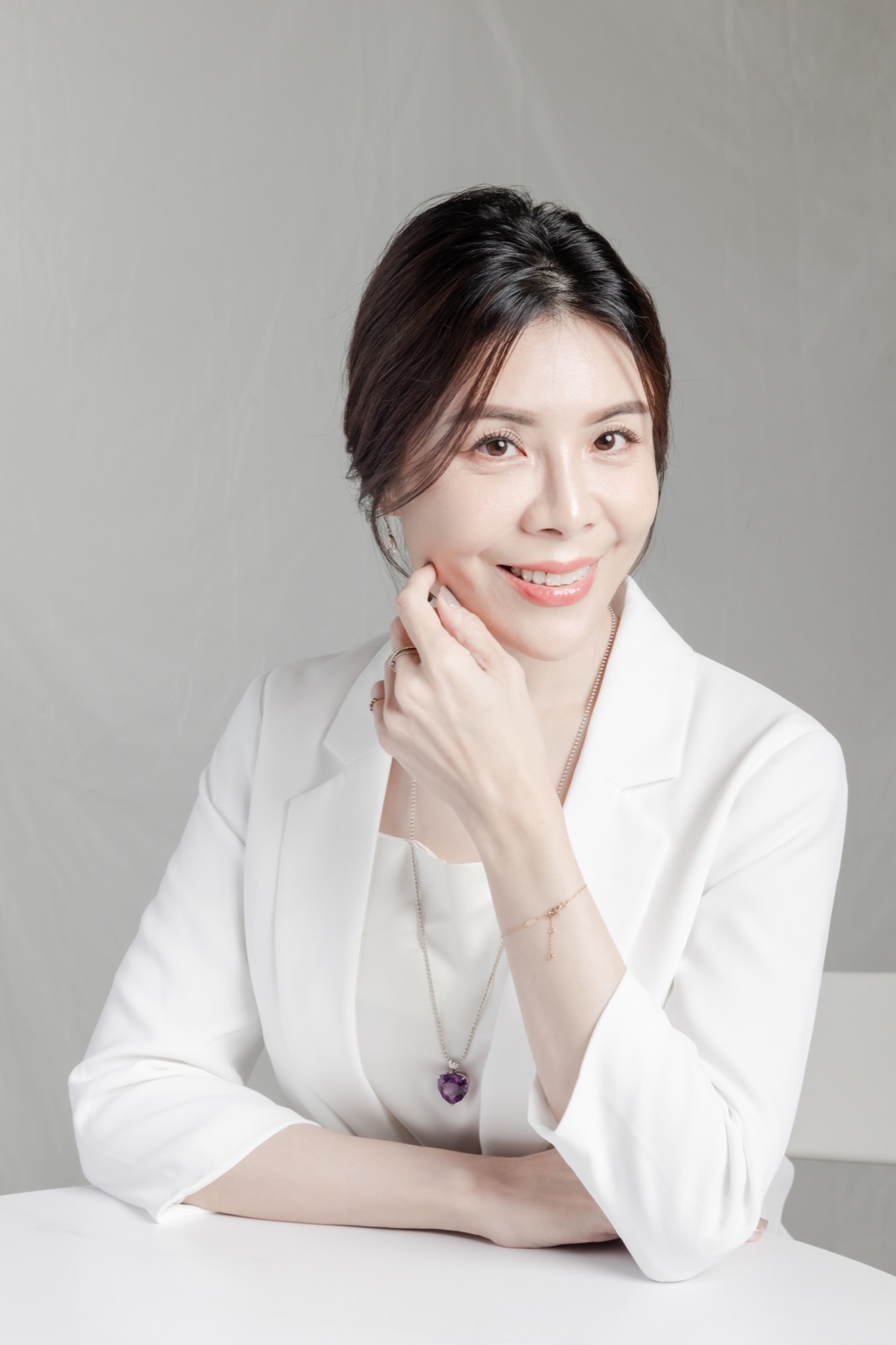 Selina 手持水晶棒，專業形象照